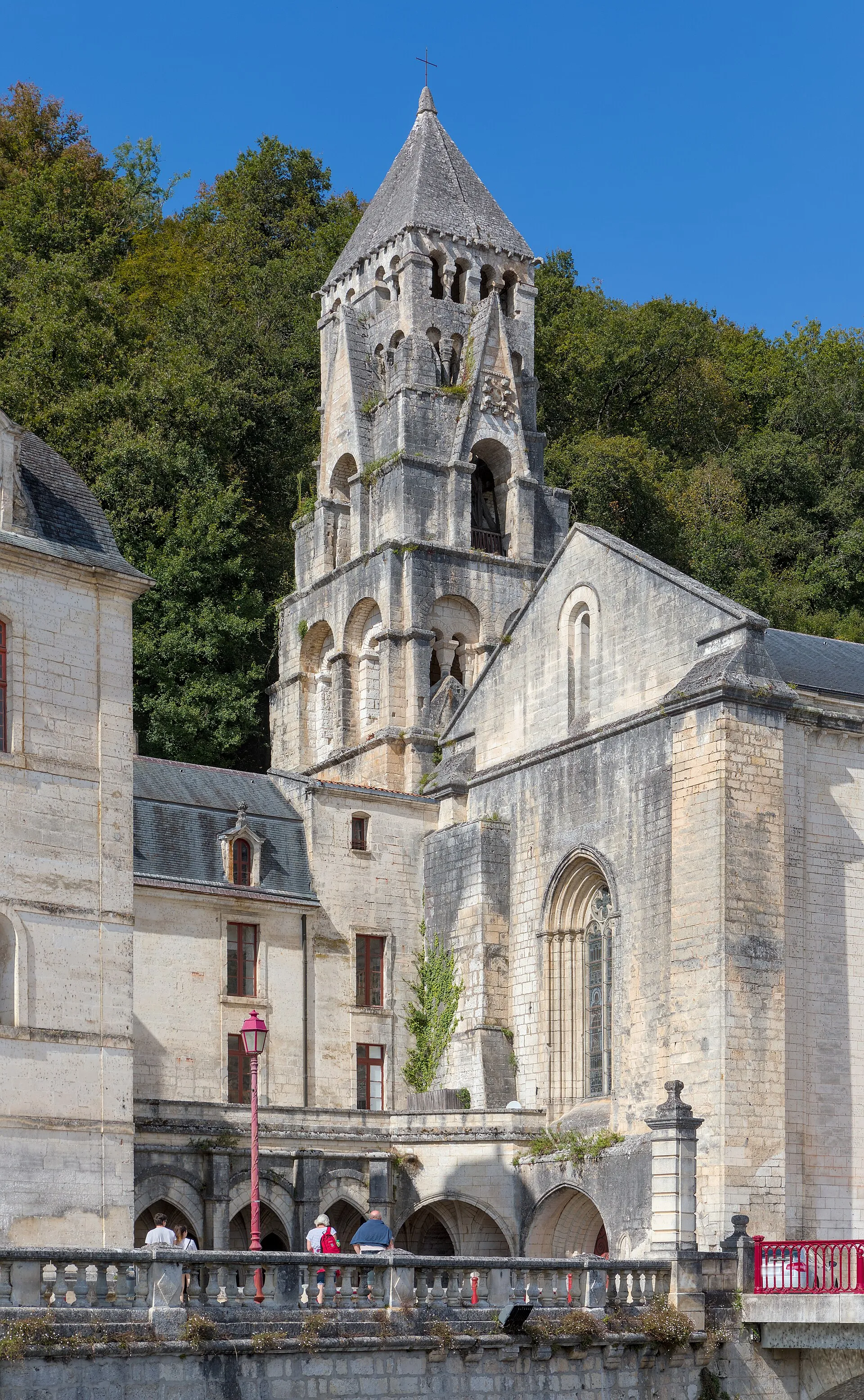 Le clocher de l'abbaye Notre-Dame de Brantôme, au-dessus de la Dronne