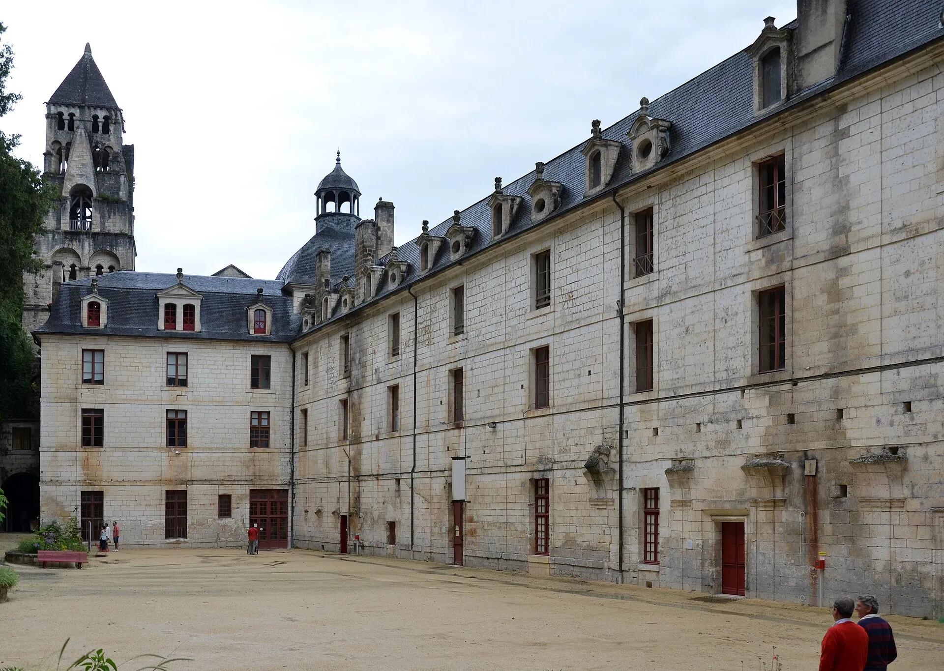 La cour de l'abbaye, point de départ des visites