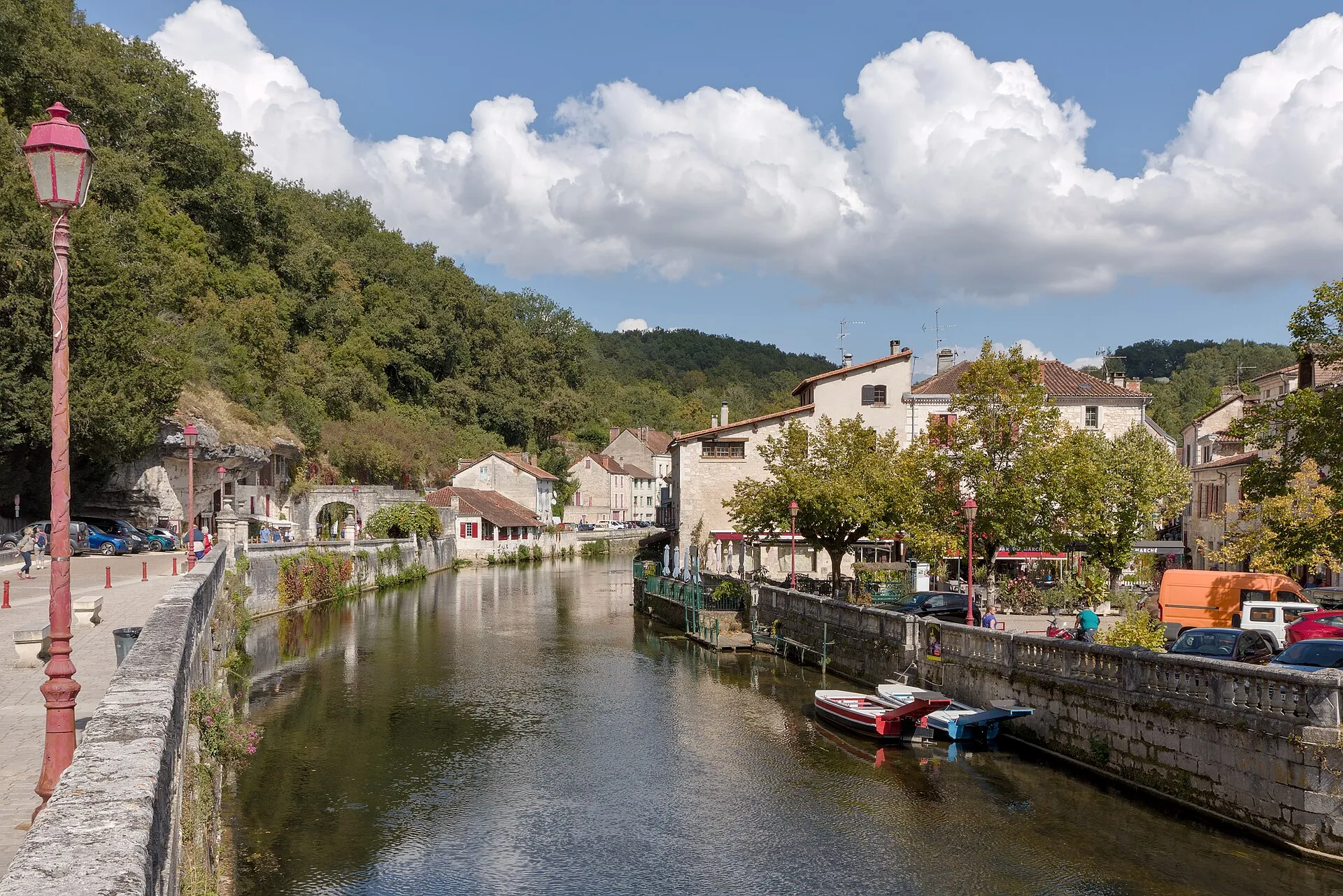 La Dronne qui traverse Brantôme, entre l'abbaye et le vieux pont