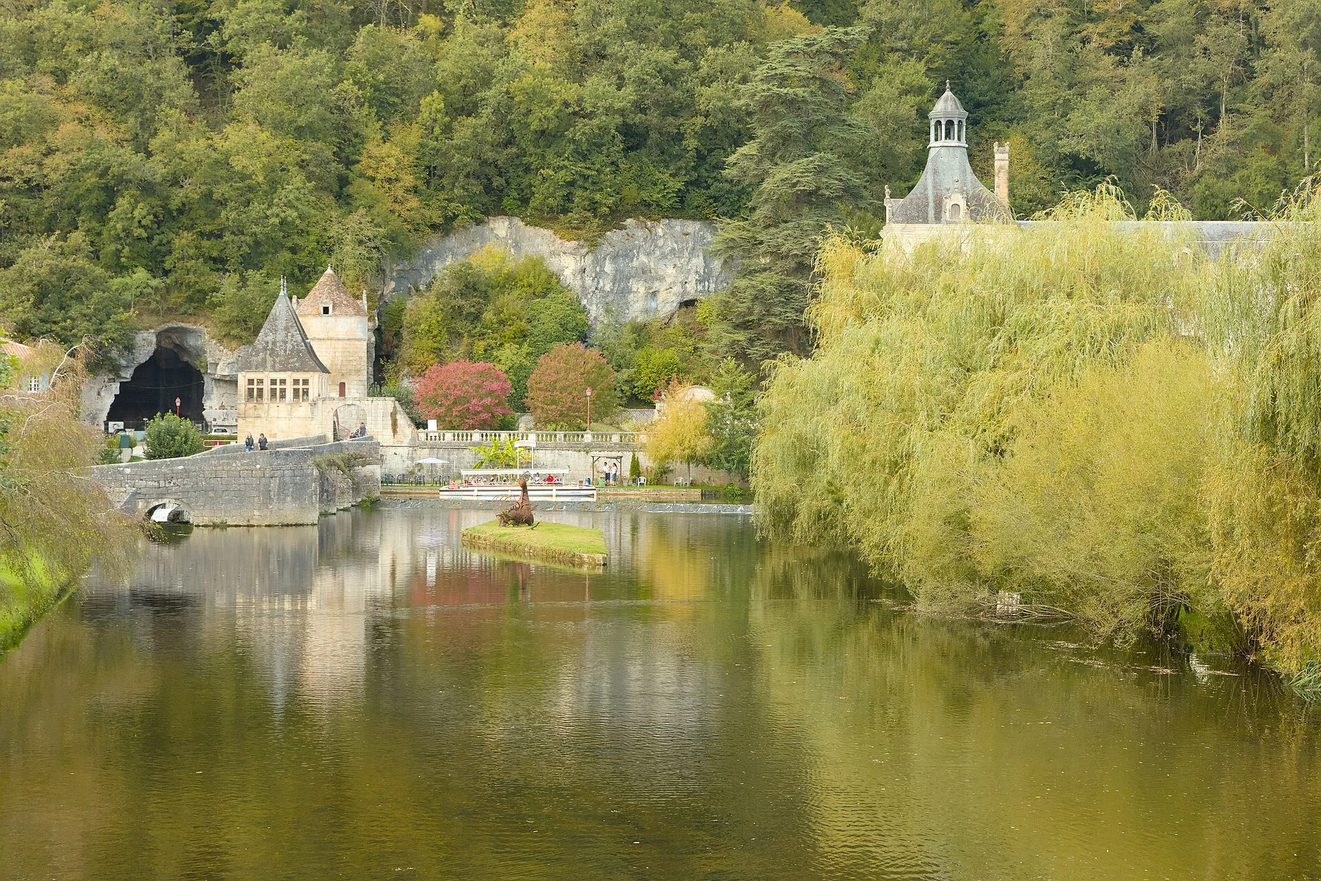 Les bords de Dronne, où se concentrent hôtels et restaurants