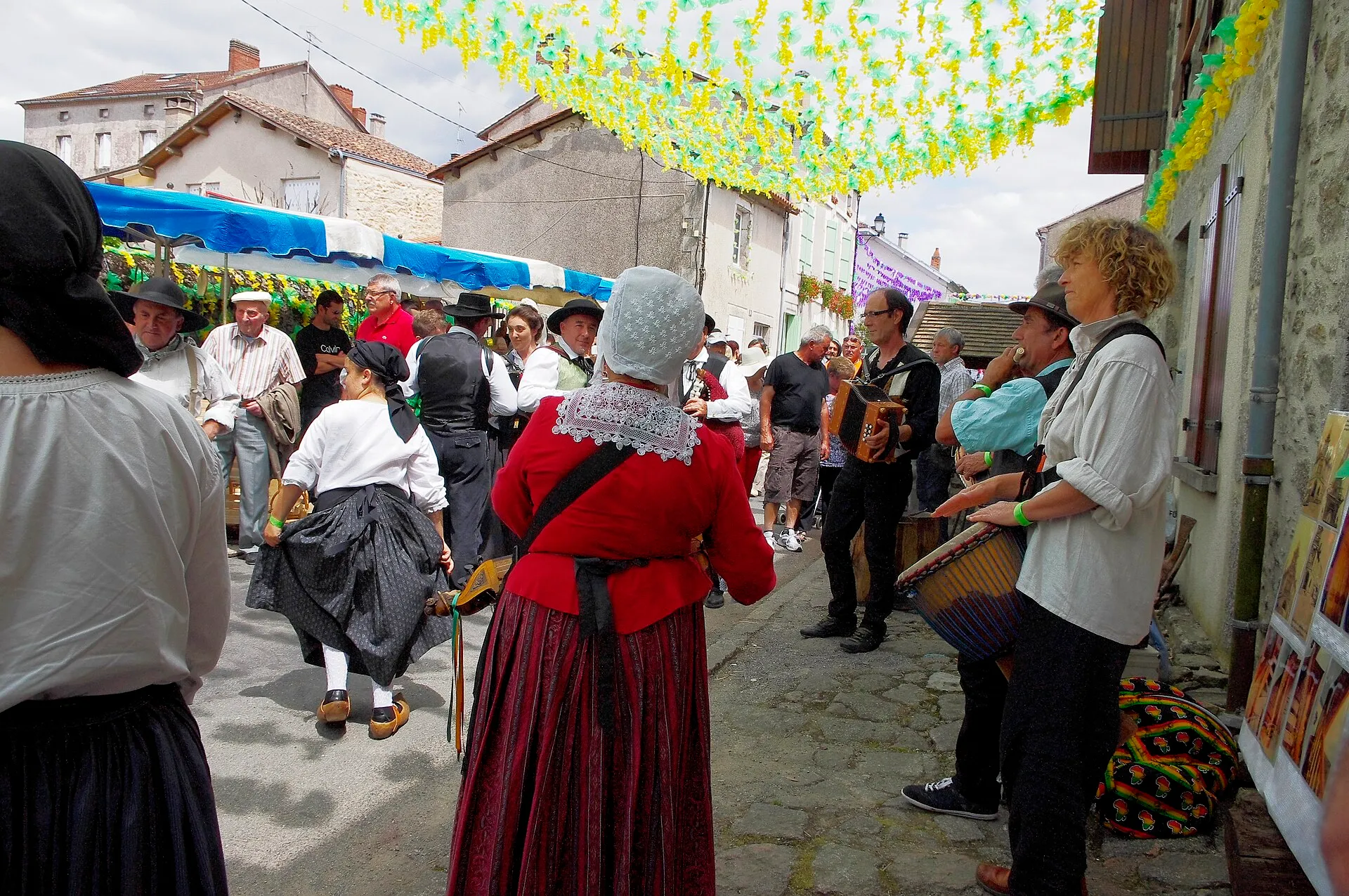 Défilé en costumes traditionnels et musiciens lors d'une Félibrée en Dordogne