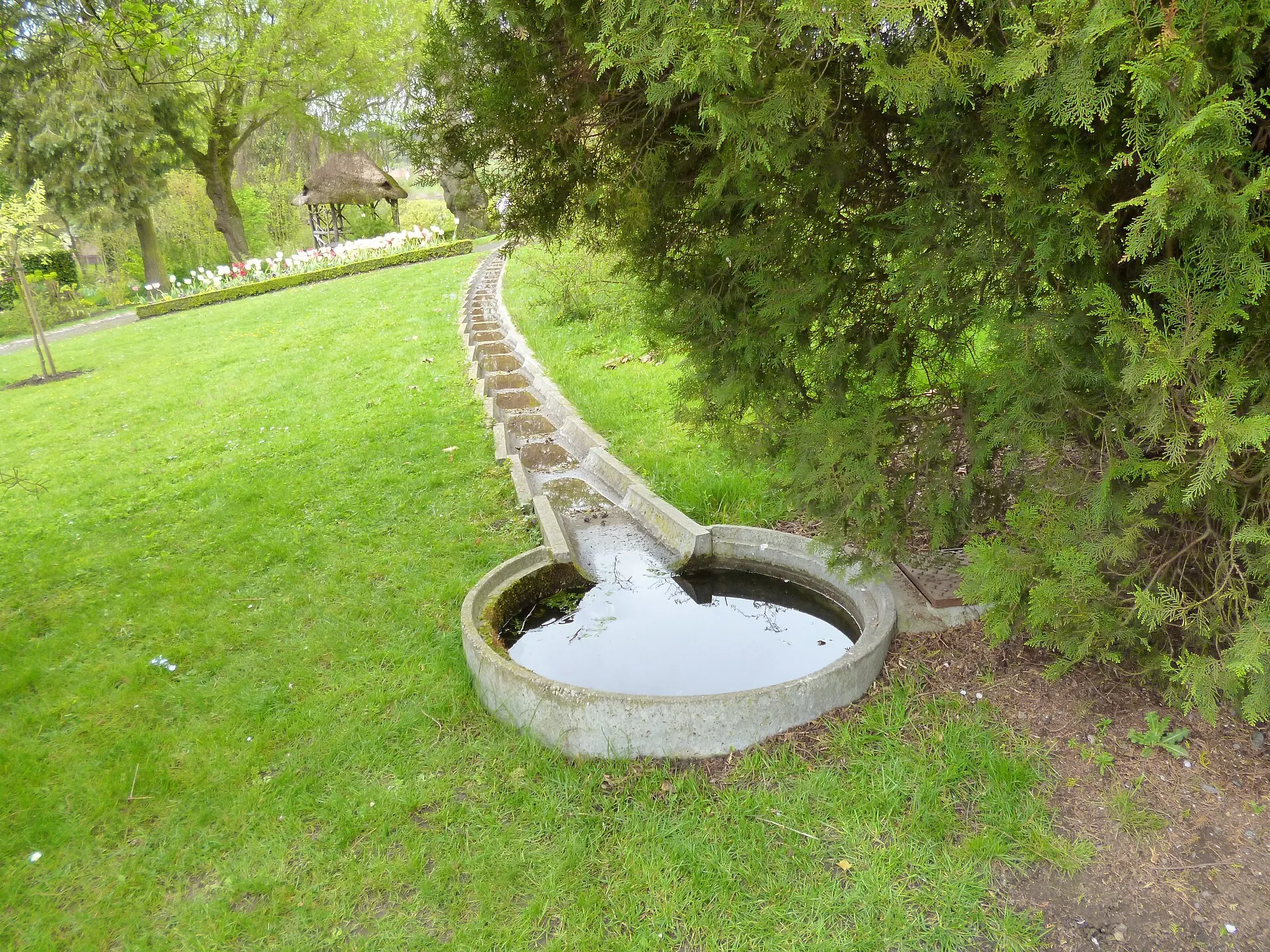 Un jardin d'agrément et ses massifs fleuris
