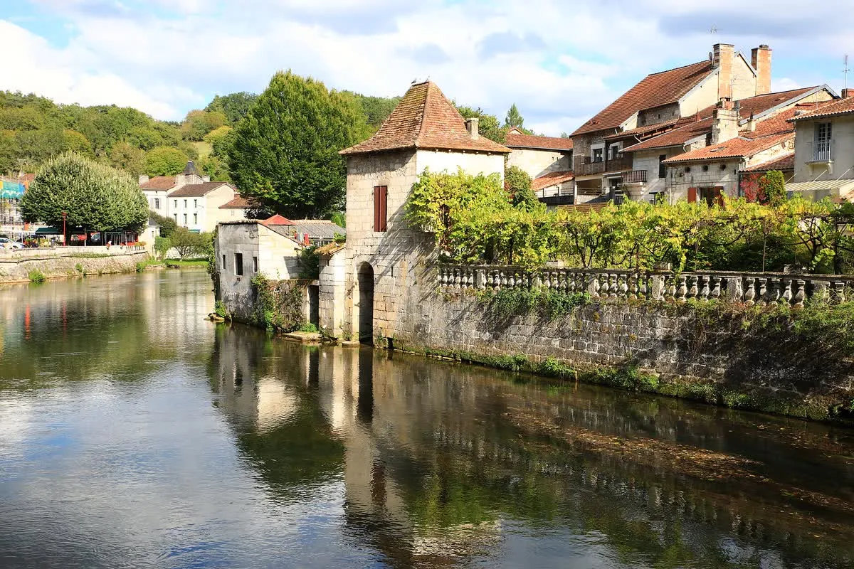 La Dronne dans la traversée de Brantôme, entre les maisons anciennes et les terrasses du quai