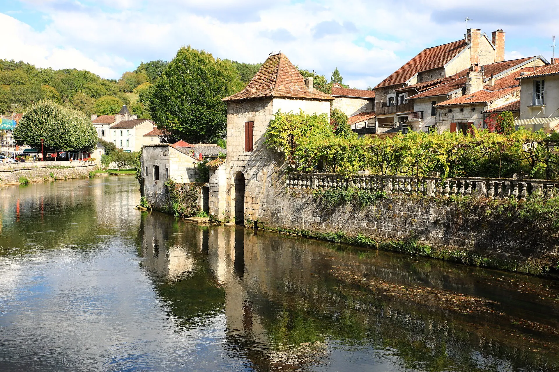 La Dronne dans la traversée de Brantôme, entre les maisons anciennes et les terrasses du quai