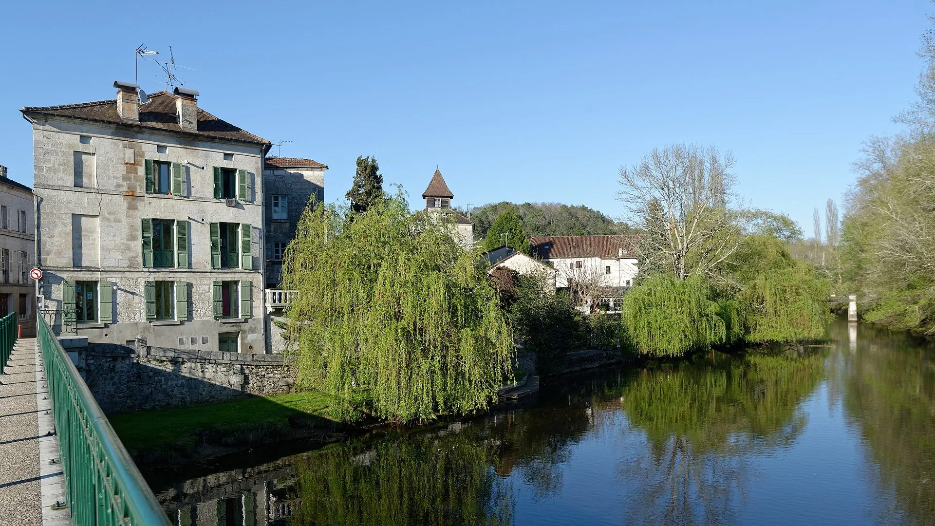 Le quai de la Dronne à Brantôme, ses saules et les toits de la vieille ville