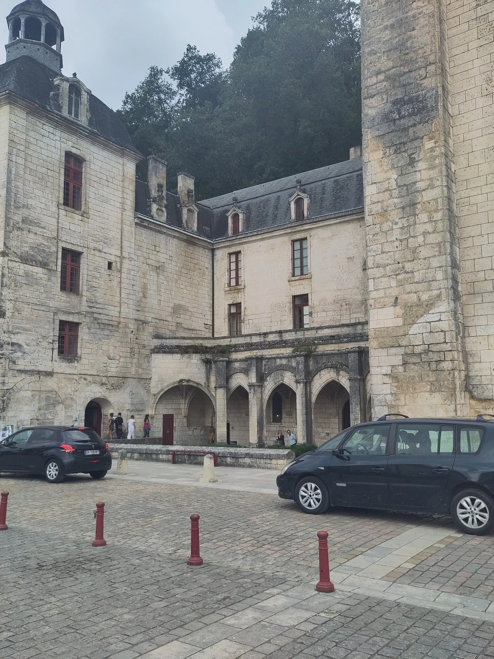 L'abbaye de Brantôme, qui accueille l'exposition de pastels d'Évelyne Berart