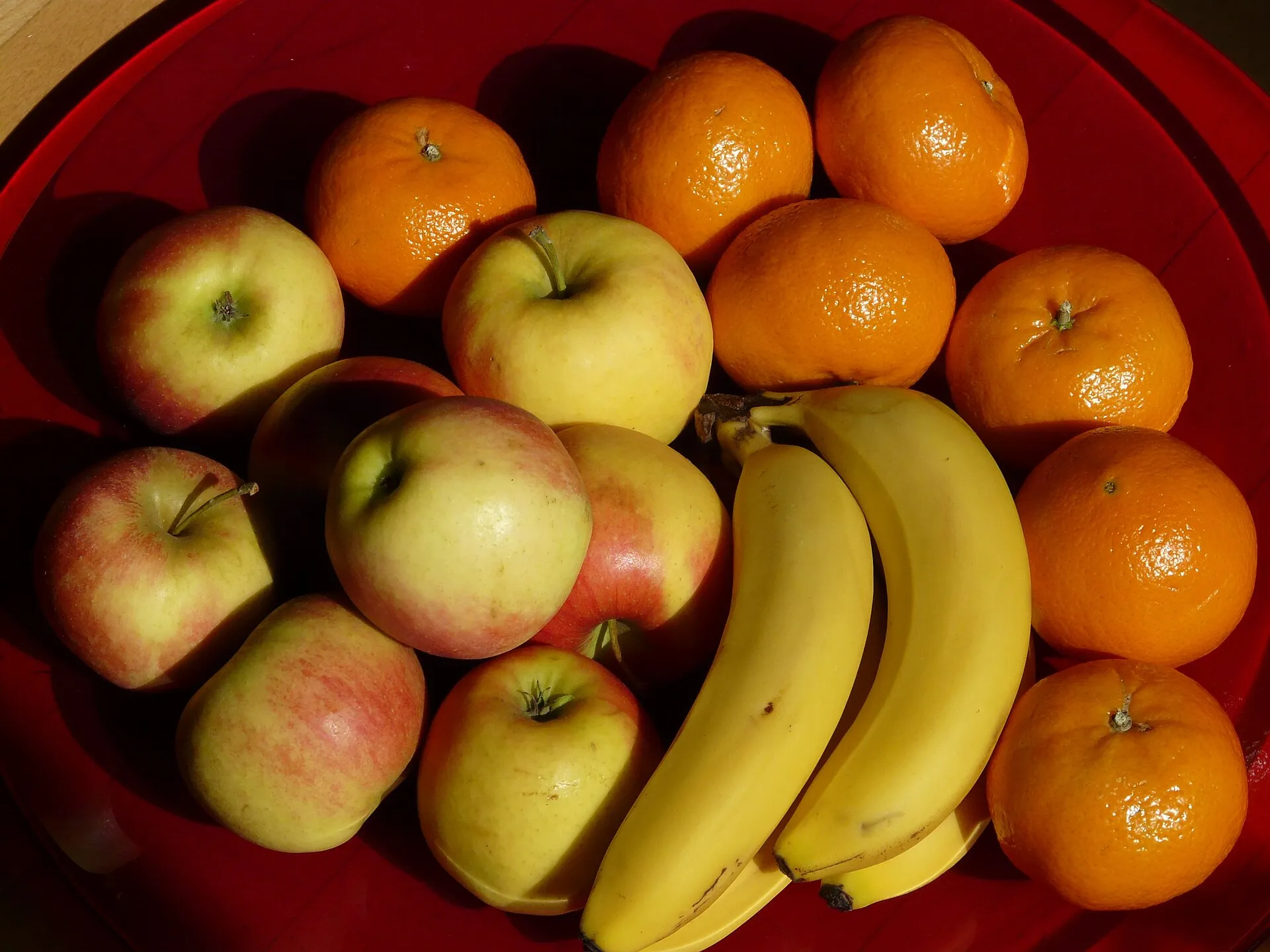 Une corbeille de fruits mûrs, point de départ des moucherons dans la cuisine