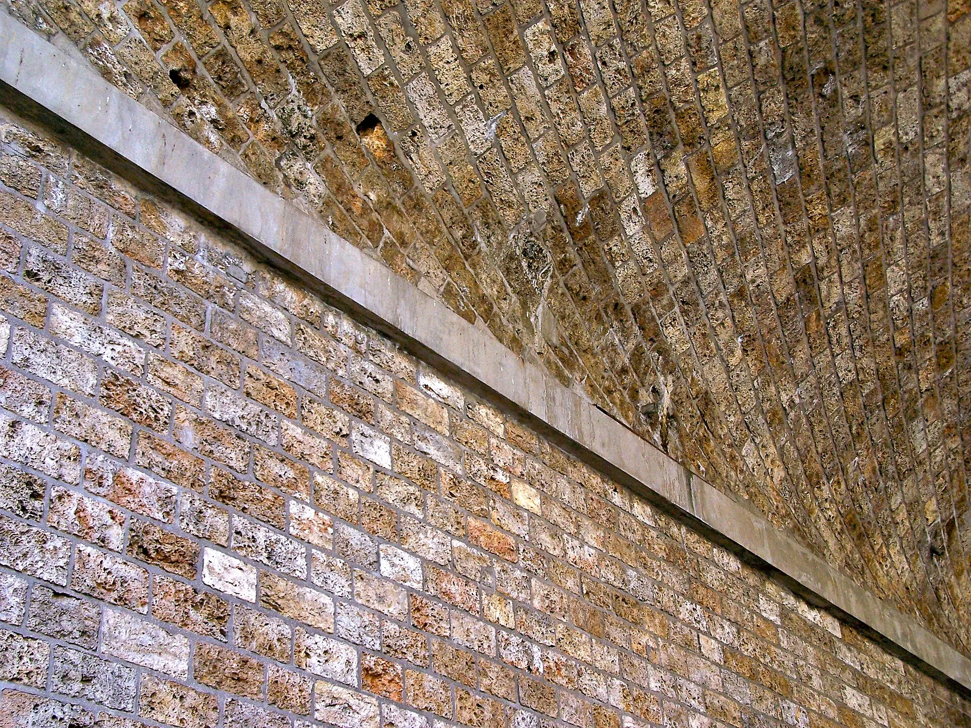 Un mur en pierre, à entretenir avec des matériaux qui respirent