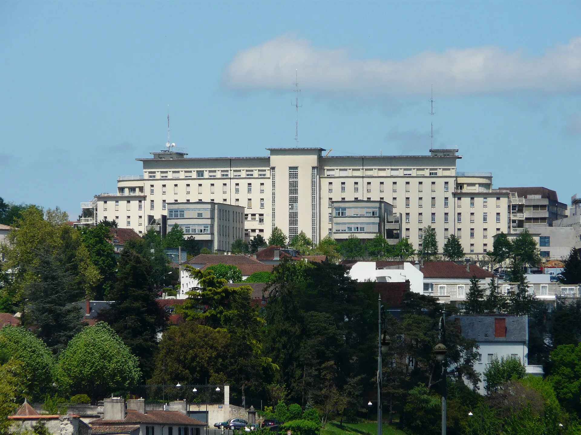 L'hôpital de Périgueux vu depuis la ville, avec ses toits et ses arbres