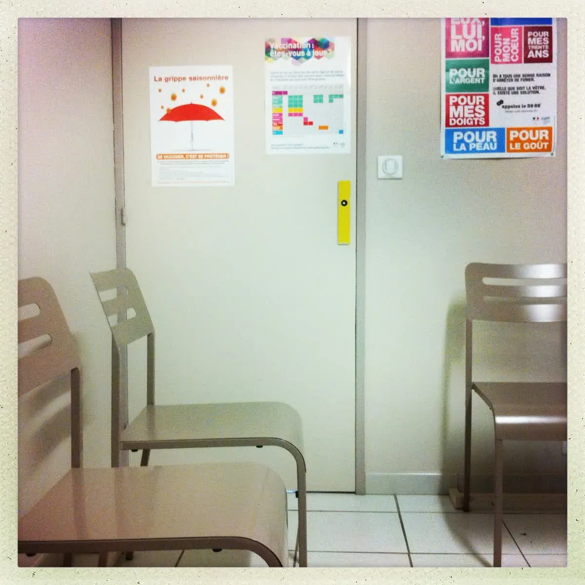 Une salle d'attente de cabinet médical, avec ses chaises et ses affiches de prévention