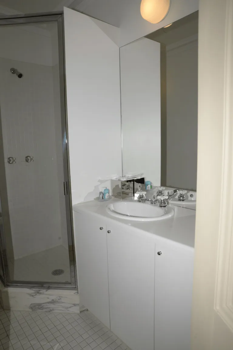 Une salle de bain moderne et fonctionnelle, modèle d'optimisation de l'espace