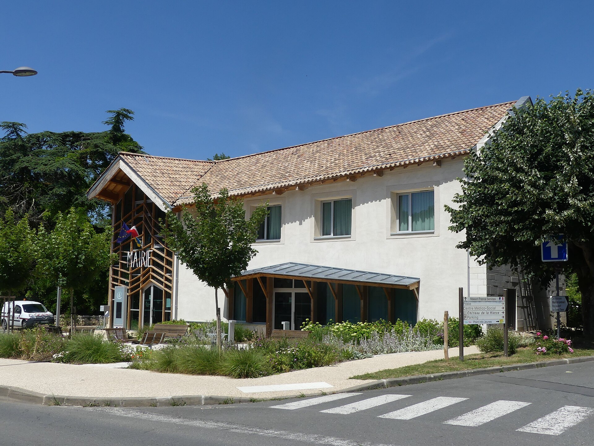 La mairie de Brantôme-en-Périgord, place du Champ de Foire