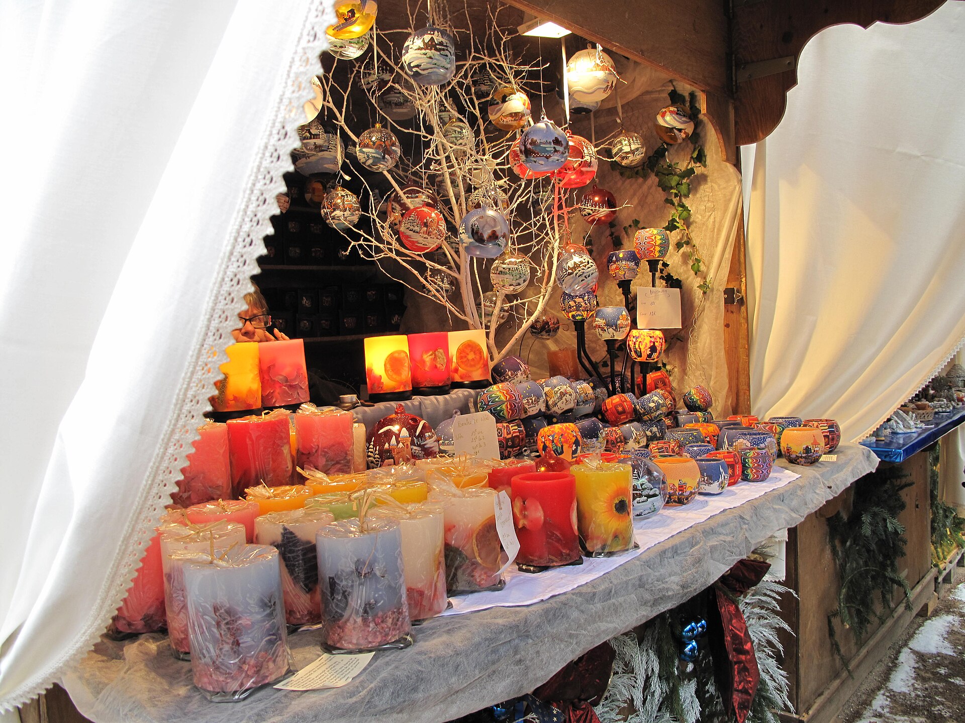 Chalets en bois d'un marché de Noël, installés au pied d'une façade ancienne